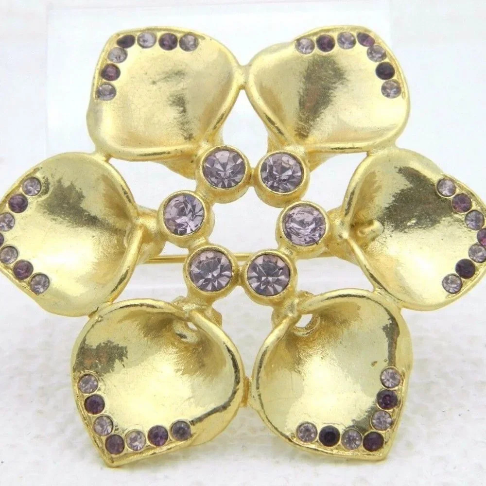 Gold Tone Purple Rhinestone Flower Pin och